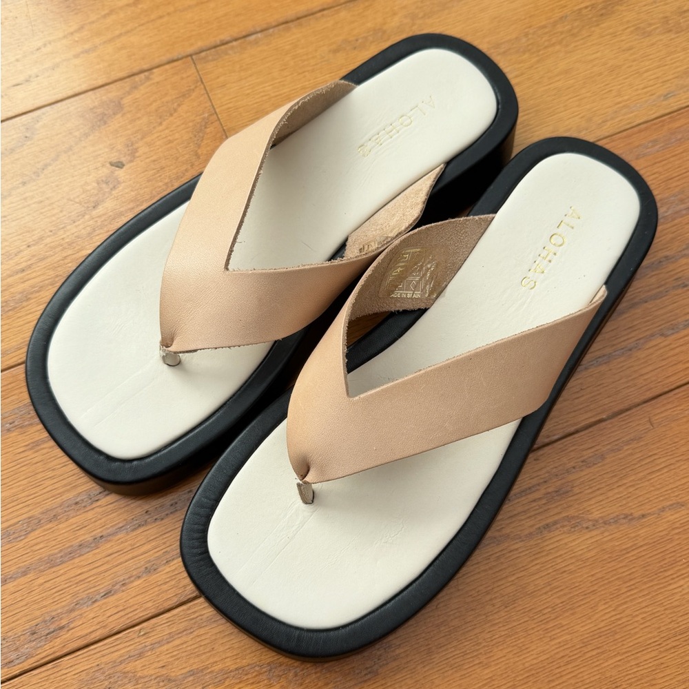 Alohas Women's Tan and White Sandals